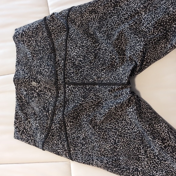 Lululemon Black And White Pattern Leggings - Picture 2 of 9
